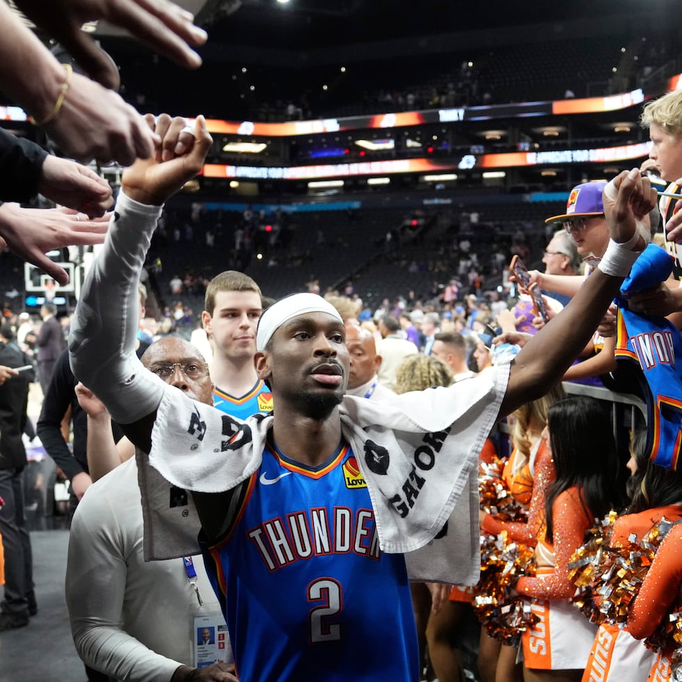 El base del Thunder de Oklahoma City Shai Gilgeous-Alexander celebra con los aficionados la victoria en el juego 4 de la primera ronda de los playoffs de la NBA ante los Suns de Phoenix.