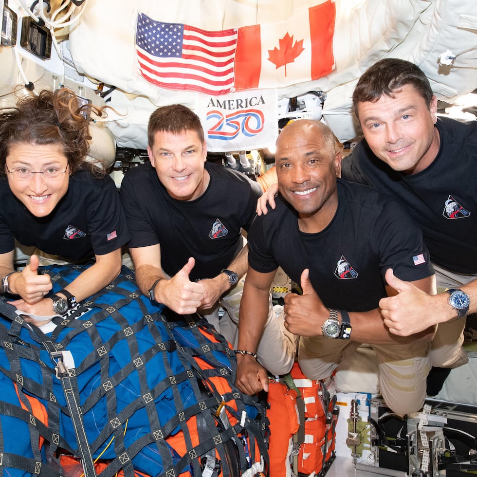 De izquierda a derecha, los integrantes de la tripulación de la misión Artemis II: la especialista de misión Christina Koch, el piloto Victor Glover, el comandante Reid Wiseman y el especialista de misión Jeremy Hansen en el interior de la nave espacial Orion. (NASA)