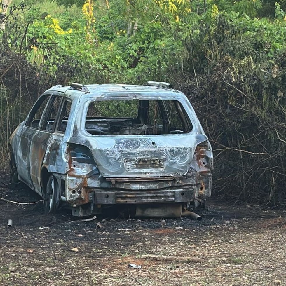 En el interior de este auto, la Policía encontró los cuerpos calcinados de dos personas, en Arecibo.