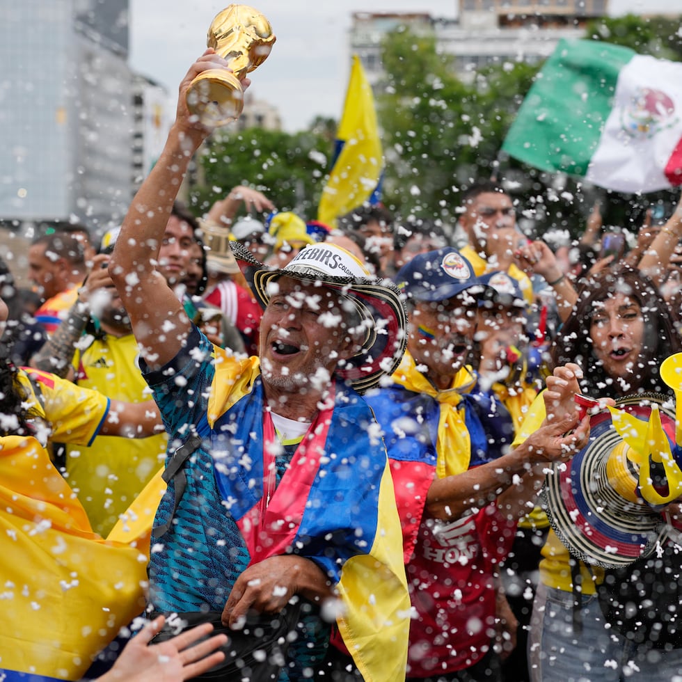 Hinchas colombianos se reúnen en Ciudad de México en el debut de la selección de su país ante Uzbekistán, partido que ganaron.