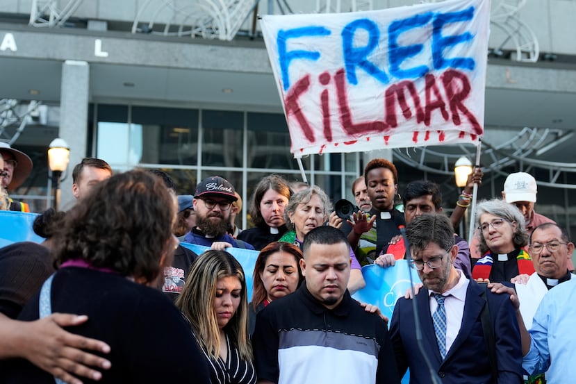De derecha a izquierda, el abogado Simon Sandoval-Moshenberg, Kilmar Abrego García y la esposa de García, Jennifer Vásquez Sura, asisten a una manifestación de protesta en la oficina local del Servicio de Inmigración y Control de Aduanas (ICE) en Baltimore, el lunes 25 de agosto de 2025.