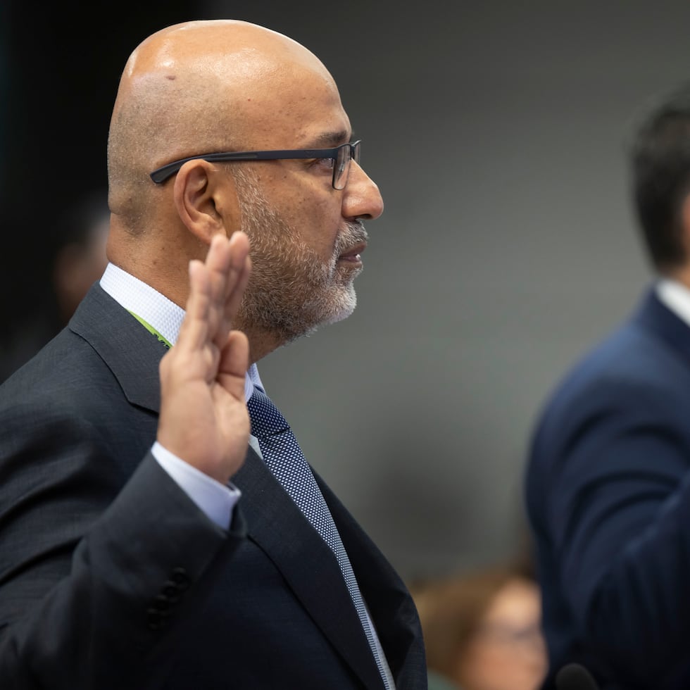 Juan Saca, presidente de LUMA y Josué Colón, zar de Energía, juran decir la verdad antes de iniciarse un interrogatorio en una audiencia de la Cámara de Representantes.