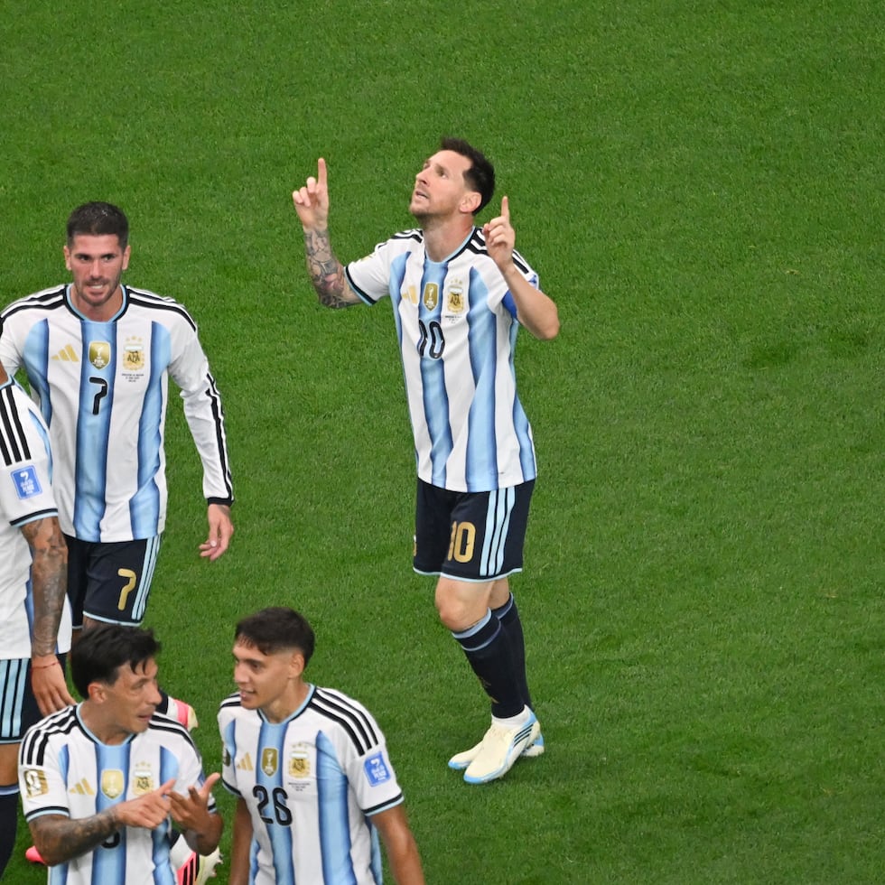 Lionel Messi celebra tras anotar un gol para Argentina en el partido contra Austria por el Grupo J del Mundial.