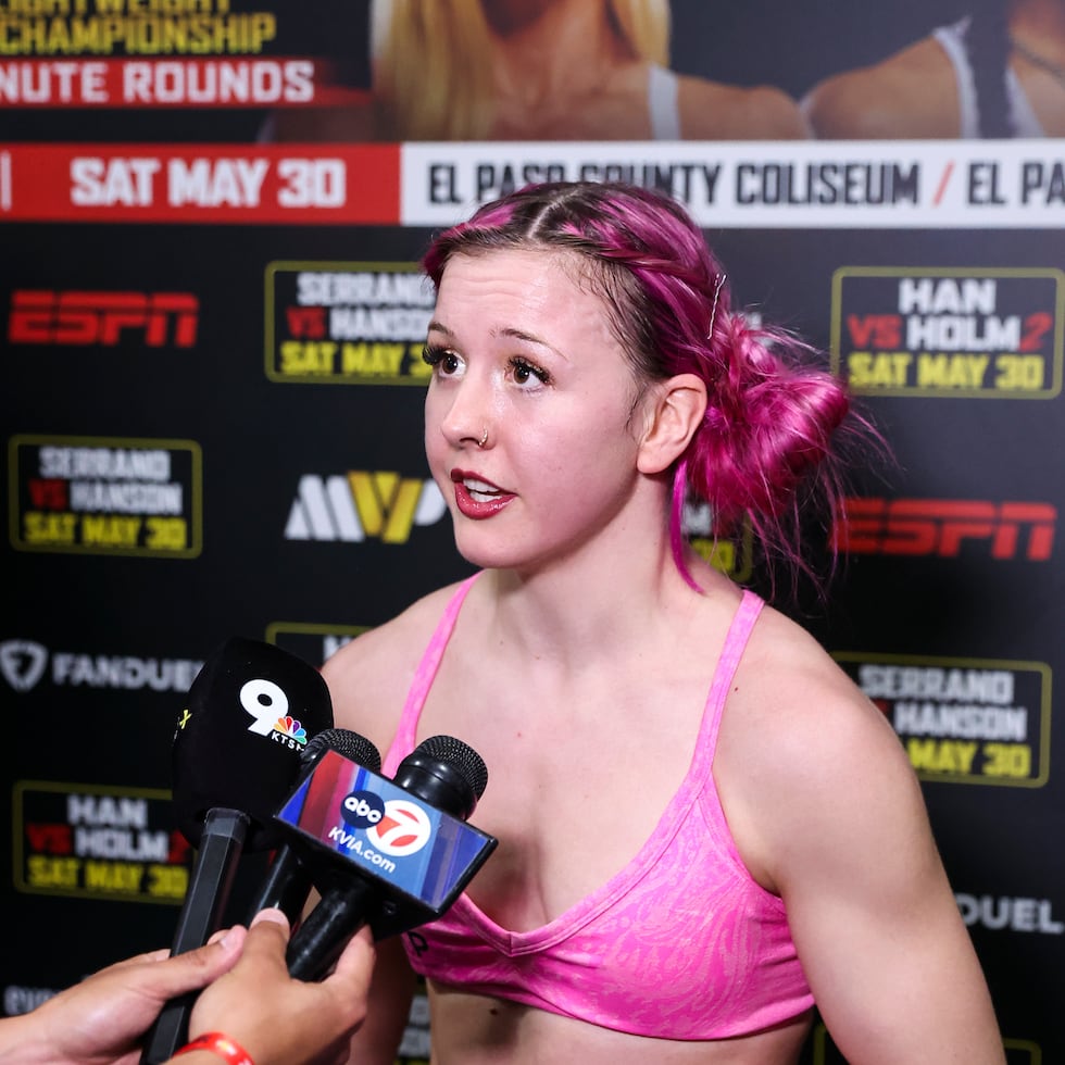 Cheyenne "Pepper" Hanson atiende a los medios en los entrenamientos abiertos de la cartelera MVPW-03 en el Han’s Martial Arts Gym en El Paso, Texas.