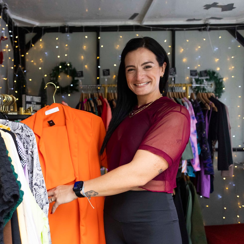 Imagen de archivo del recorrido por el Gran Mercado Navideño en el Parque Luis Muñoz Rivera en Puerta de Tierra. En la foto Normarie Román de la boutique Trec.