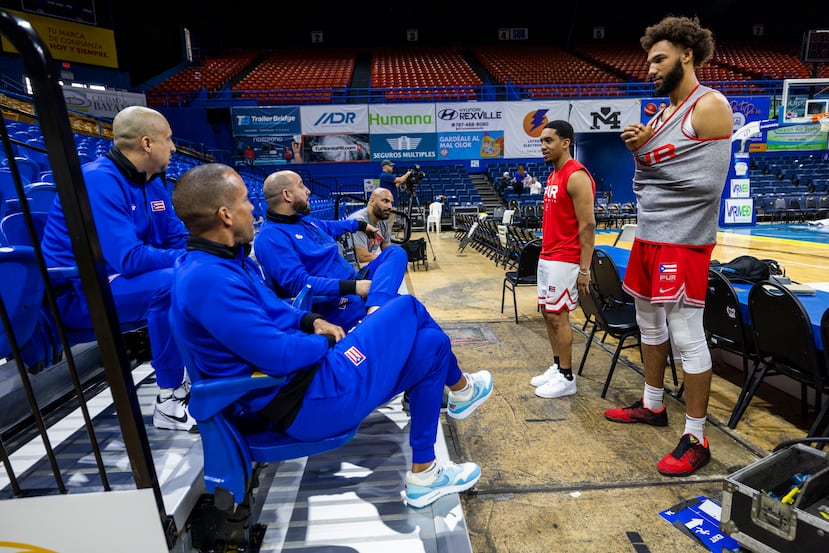 Tremont Waters y George Conditt hablan con el ahora entrenador Carlos González, el exasistente Rafael "Pachy" Cruz y el exdirigente Nelson Colón.