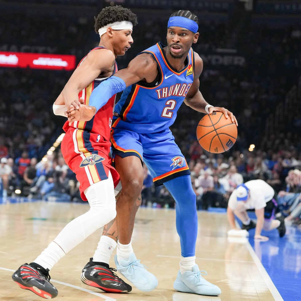 Shai Gilgeous-Alexander (2), del Thunder de Oklahoma City, supera a Jeremiah Fears, de los Pelicans de Nueva Orleans, durante la primera mitad del partido de este domingo.