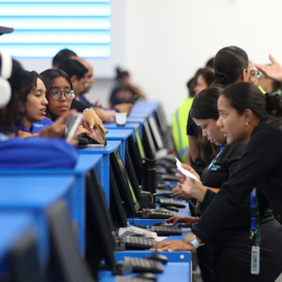 Los pasajeros realizan los trámites de facturación en el Aeropuerto Internacional Simón Bolívar, que vuelve a abrir sus puertas a los vuelos comerciales dos meses después de su cierre a causa del doble terremoto.
