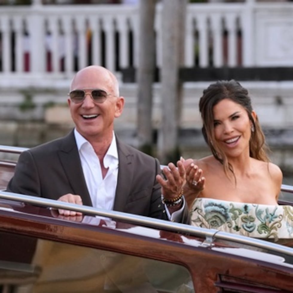 Jeff Bezos, a la izquierda, y Lauren Sánchez.