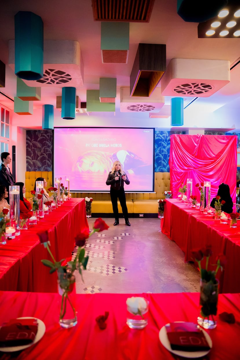 A lo largo de la noche, la cantante compartió historias y momentos especiales con sus fans.