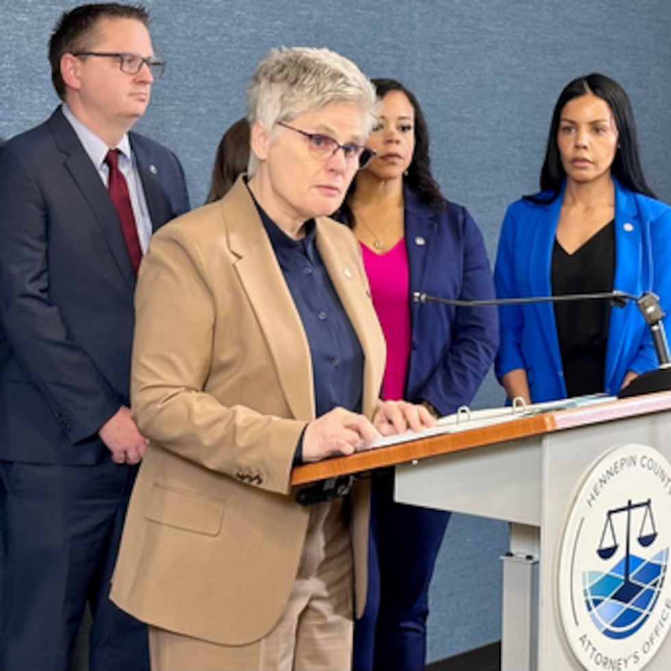 La fiscal del condado de Hennepin, Mary Moriarty, anuncia los cargos contra un agente del ICE.