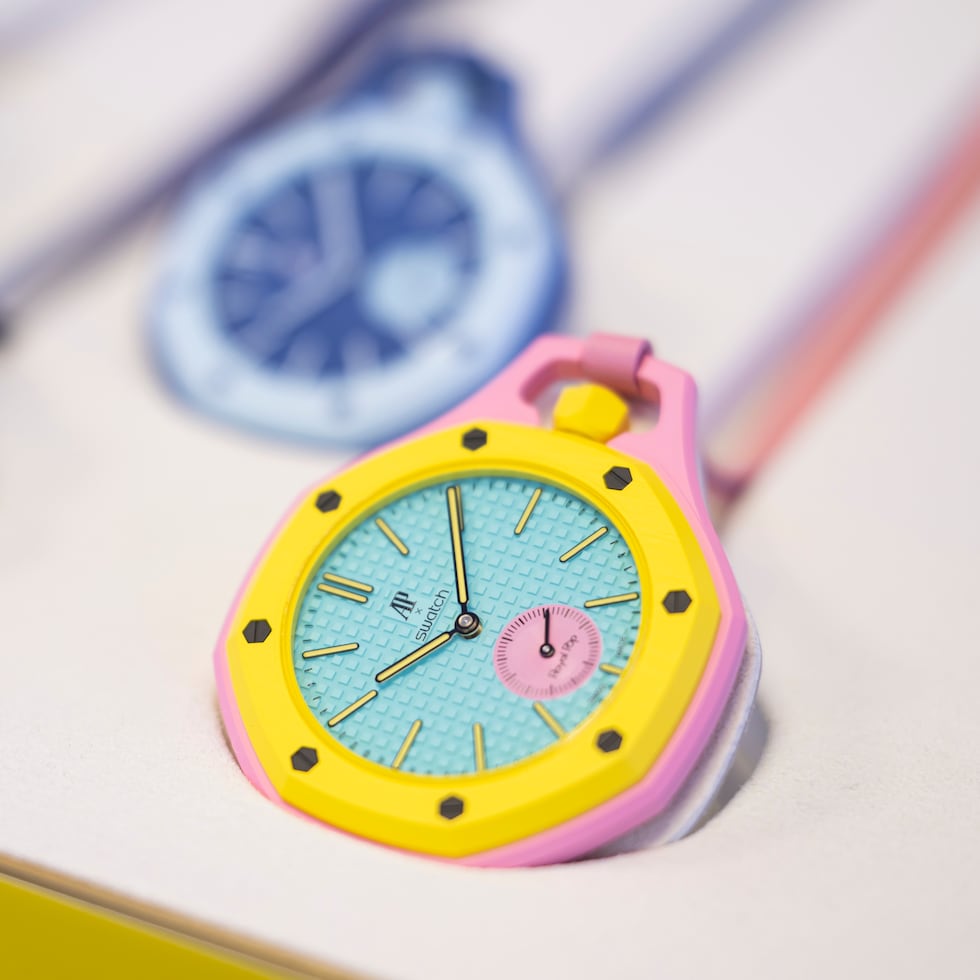 Se trata de los modelos “Royal Pop”, una colección especial de relojes de Swatch y Audemars Piguet
