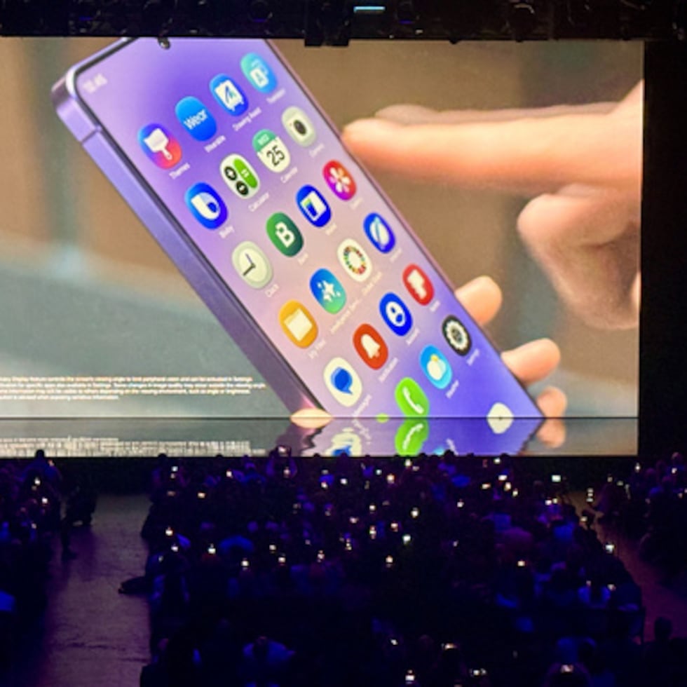Samsung presenta sus últimos smartphones Galaxy durante una exhibición en San Francisco, el 25 de febrero de 2026. (AP Photo/Haven Daley, Archivo)