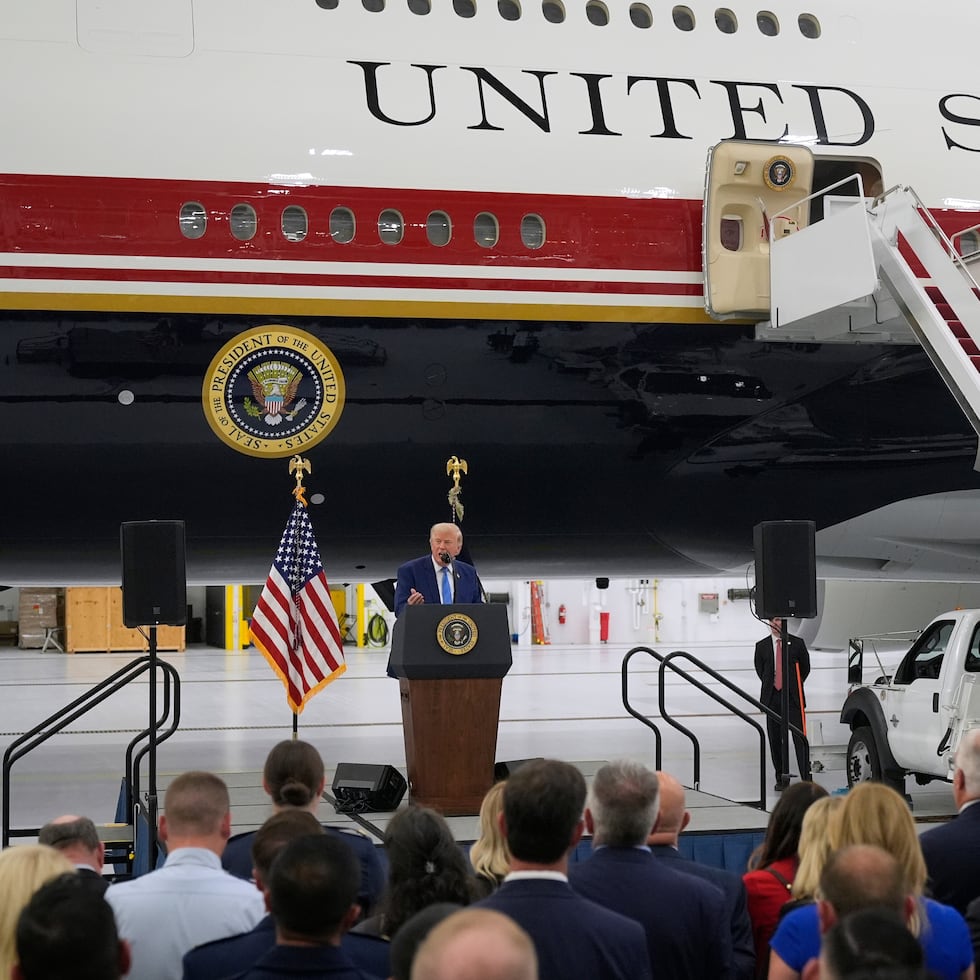 El presidente Donald Trump habla tras recorrer el nuevo avión presidencial Air Force One.