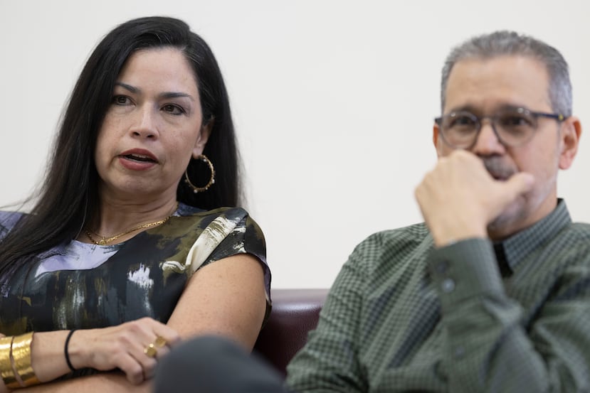 La hija mayor de García, Katia, y el exeditor deportivo de El Nuevo Día, Erick Rodríguez, durante el velatorio.