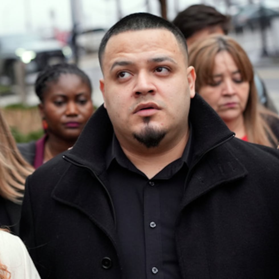 Kilmar Abrego García, en el centro, llega al juzgado federal el 26 de febrero de 2026 en Nashville, Tennessee.