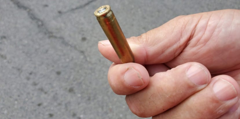 Los vecinos recolectaron alrededor de 80 casquillos de bala esparcidos en la carretera del más reciente incidente violento en la zona. (osman.perez@gfrmedia.com)