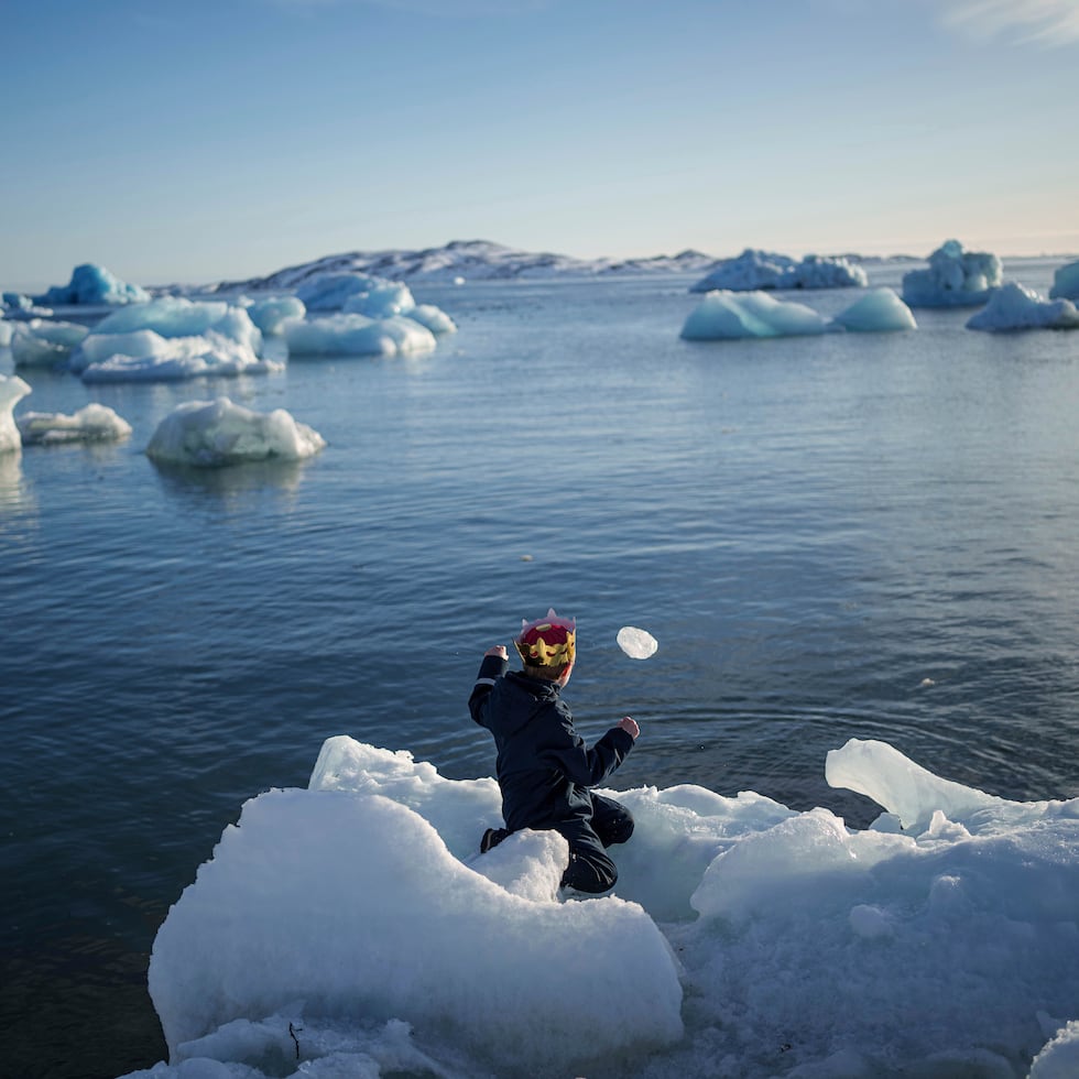 Groenlandia se encuentra frente a la costa noreste de Canadá, y más de dos tercios de su territorio están dentro del Círculo Polar Ártico.