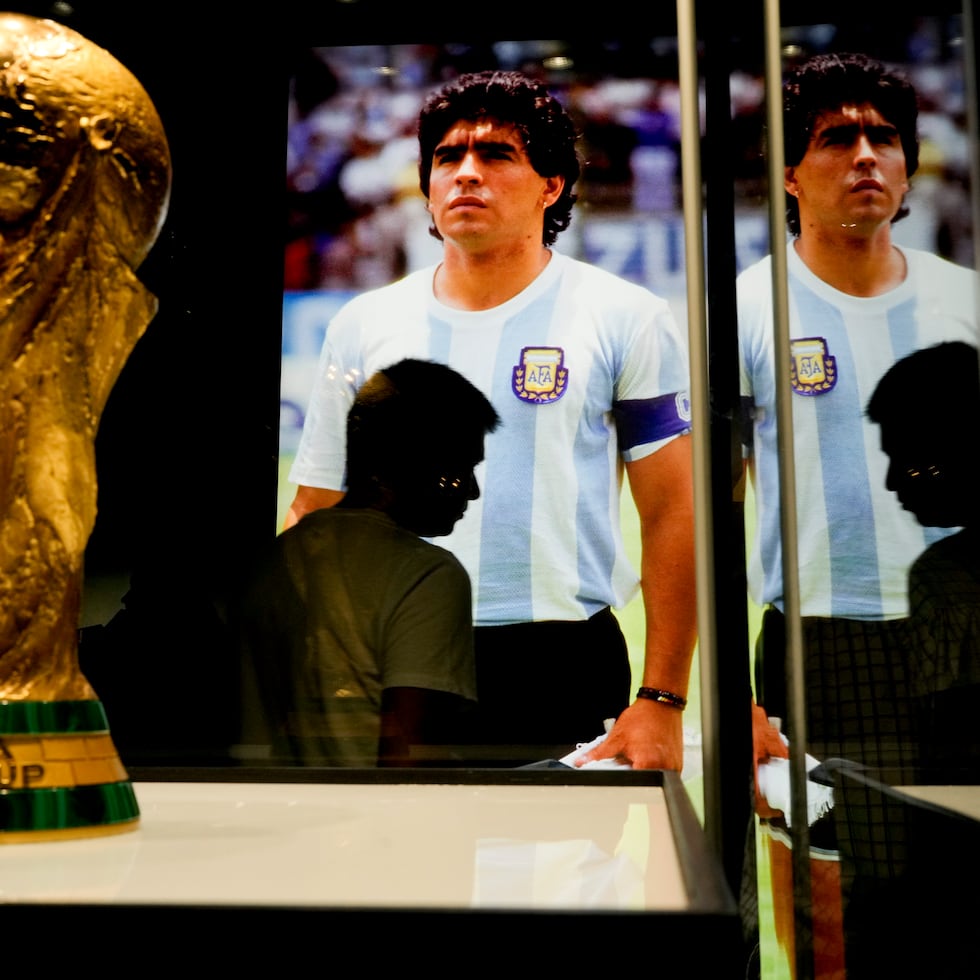 Una réplica del trofeo del Mundial de 1986 colocada frente a una foto de Diego Maradona, el miércoles 5 de abril de 2023, en Buenos Aires.