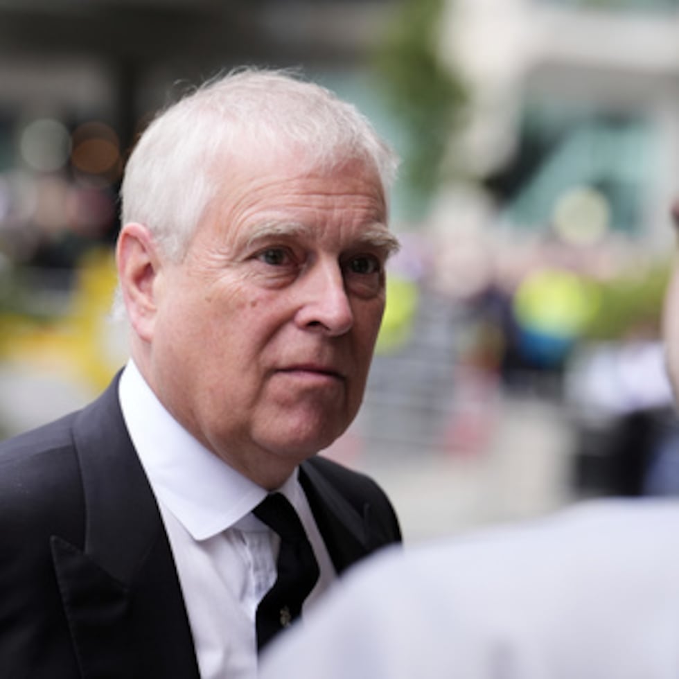 Andrew Mountbatten-Windsor fue detenido la semana pasada bajo sospecha de mala conducta en un cargo público en medio de acusaciones de que compartió documentos confidenciales con Jeffrey Epstein durante su etapa como enviado comercial.