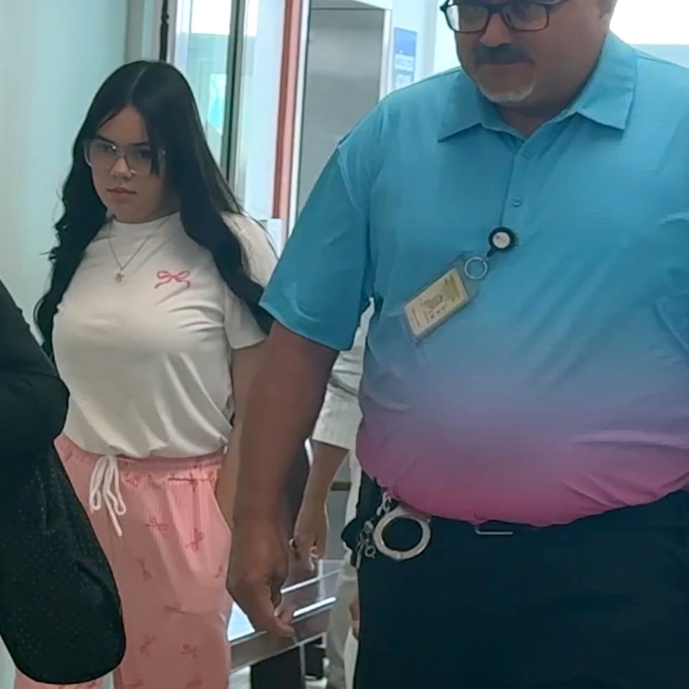 Avilés Cabrera fue acusada junto con su madre, Elvia Cabrera Rivera, por cargos de asesinato en primer grado y violaciones a la Ley de Armas. Su progenitora ya fue encontrada culpable por todos los cargos, mientras el juicio contra la joven ya inició con la selección del jurado.