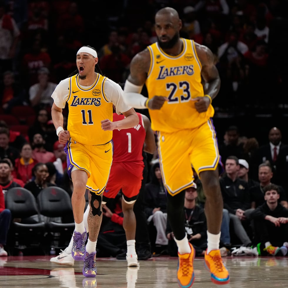 LeBron James (23) y los Lakers enfrentarán al Thunder en la segunda ronda de los playoffs.