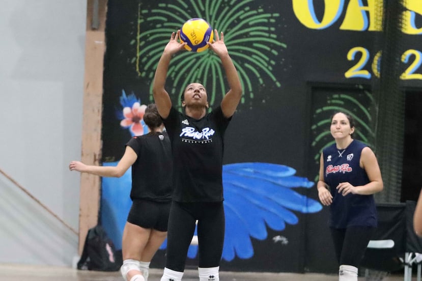 Wilmarie Rivera coloca un balón en la práctica de la Selección en la UPR de Río Piedras.
