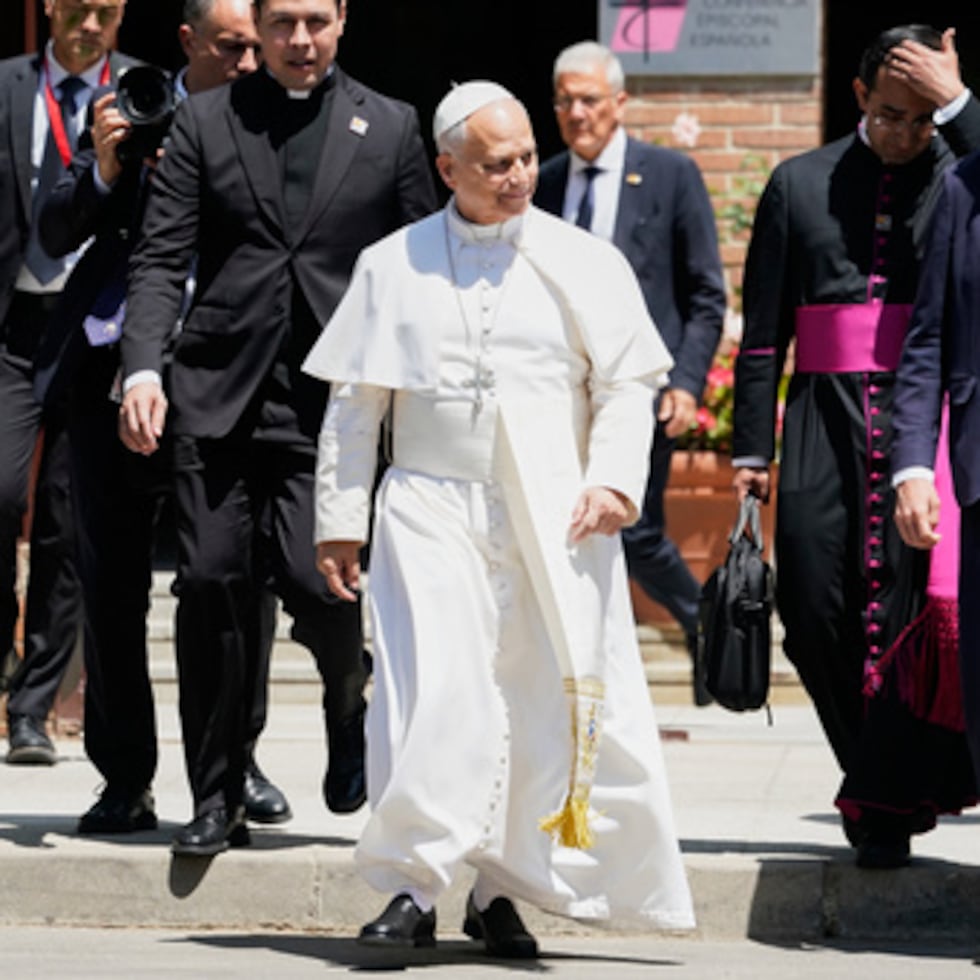 El Papa León XIV sale tras reunirse con los obispos españoles en la Conferencia Episcopal Española en Madrid.