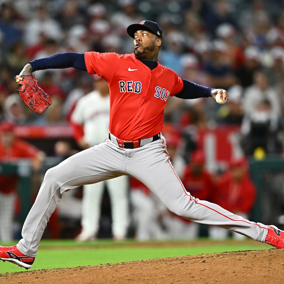 El lanzador de Boston, Aroldis Chapman, realiza un lanzamiento durante la novena entrada del partido contra los Angels de Los Ángeles el viernes en Anaheim.