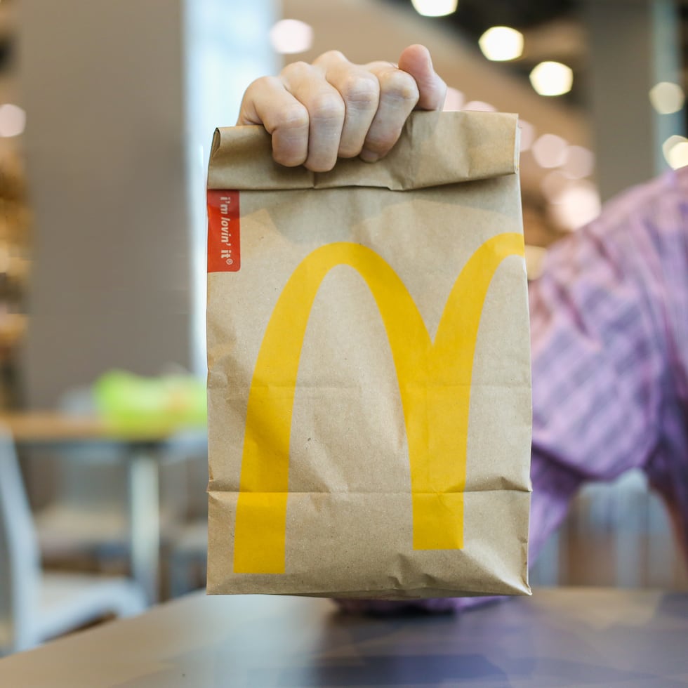 Según Vera González, un ejemplo concreto es el programa Puertas Abiertas de McDonald's, que invita al público a entrar a las cocinas para que conozcan de primera mano los estándares de calidad y procesos de seguridad alimentaria.