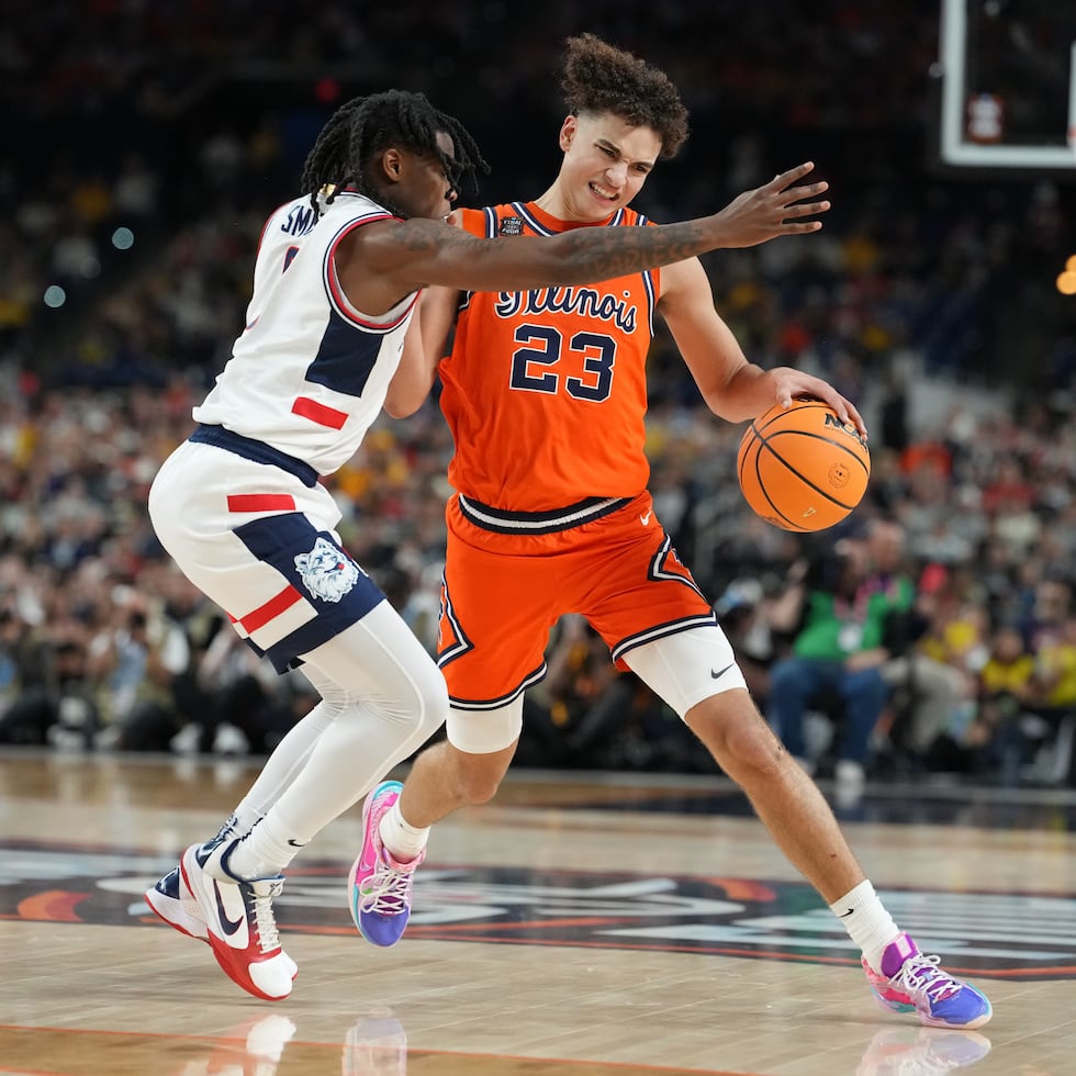 Malachi Smith, de UConn, defiende a Keaton Wagler (23), de Illinois en el parido del Final Four de la NCAA.