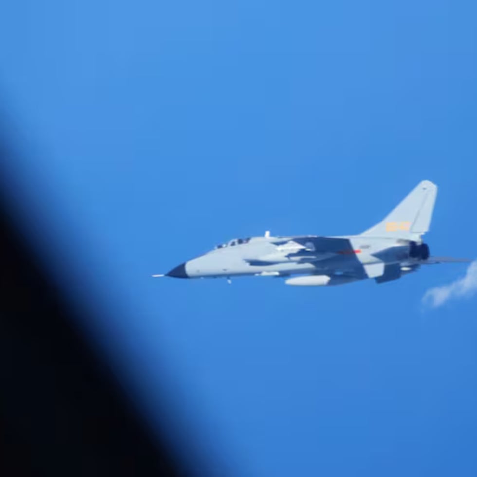 En esta fotografía proporcionada por el Ministerio de Defensa de Japón, se ve un cazabombardero chino JH-7, cerca de un avión de inteligencia electrónica YS-11EB, visto parcialmente a la izquierda, de la Fuerza de Autodefensa Aérea de Japón sobre el Mar de China Oriental.