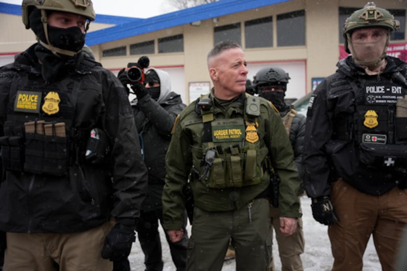 ARCHIVO - El comodoro de la Patrulla Fronteriza Gregory Bovino camina con agentes federales ante una tienda de alimentación el 21 de enero de 2026 en Minneapolis. (AP Foto/Angelina Katsanis, Archivo)