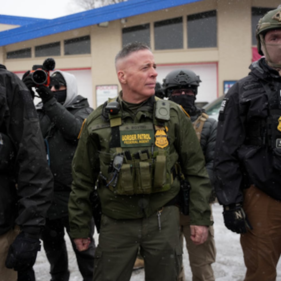 La fiscal del condado de Hennepin, Mary Moriarty, señaló en una conferencia de prensa que su oficina ya está revisando 17 casos, incluido uno en el que el comodoro de la Patrulla Fronteriza Greg Bovino arrojó una lata de gas lacrimógeno a manifestantes el 21 de enero.