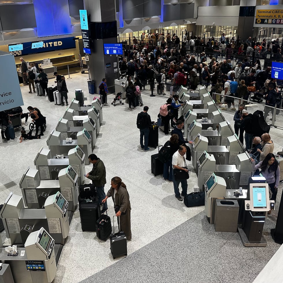 Personas registran en el aeropuerto internacional George Bush este viernes, en Houston (Estados Unidos).