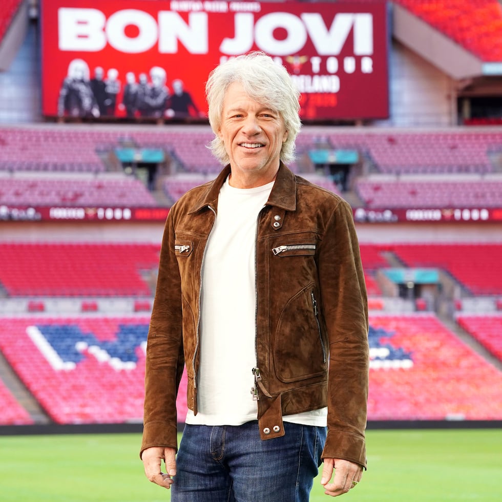 El cantante Jon Bon Jovi posa para una foto en una conferencia de prensa en el estadio de Wembley para hacer un anuncio y promocionar su nuevo álbum de colaboraciones, "Forever", en el norte de Londres, el viernes 24 de octubre de 2025. (Ian West/PA via AP)