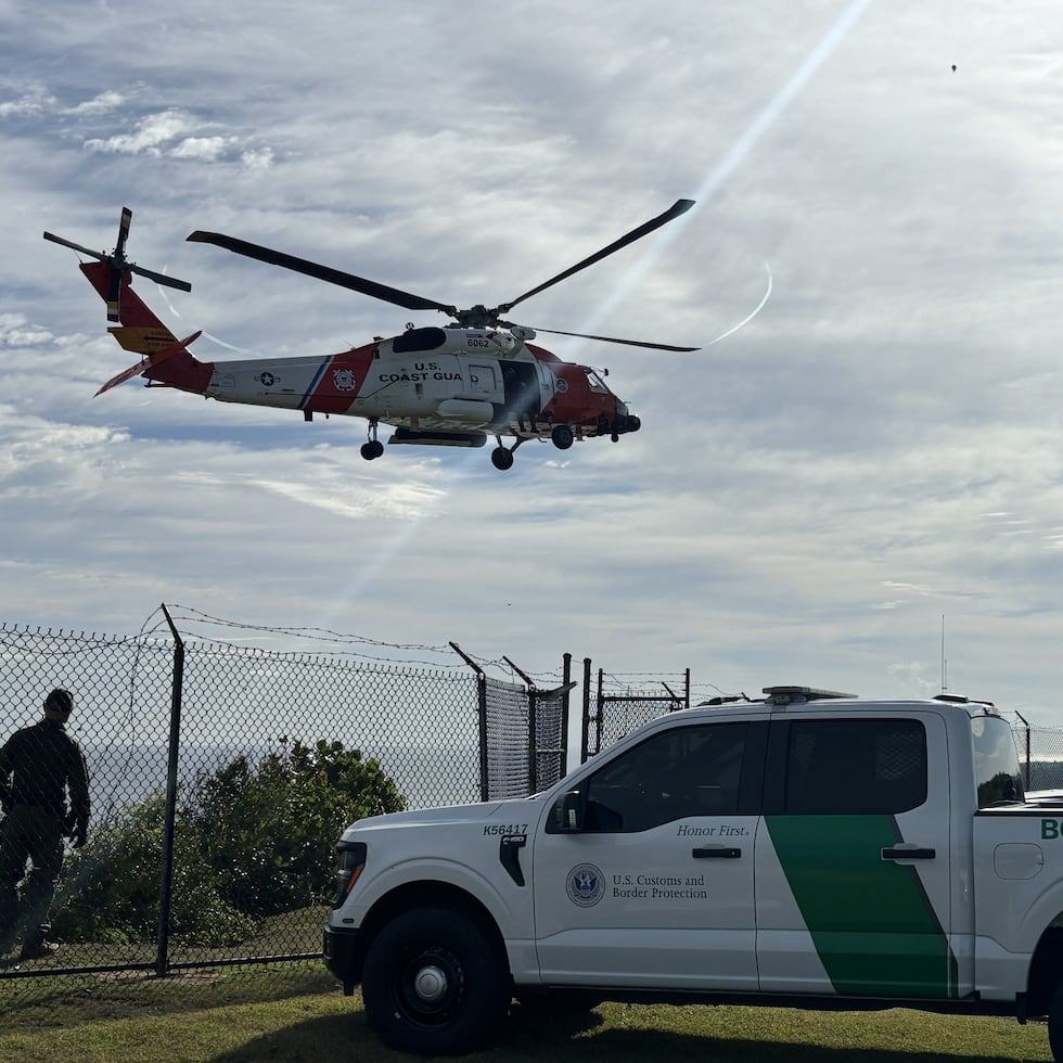 La Guardia Costera, la Patrulla Fronteriza de Estados Unidos y personal local de respuesta a emergencias evacuaron médicamente a cinco migrantes en "Survival Beach" en Aguadilla.