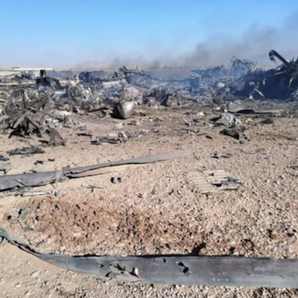 En esta imagen proporcionada por Sepahnews, el sitio web oficial de la Guardia Revolucionaria iraní, se ven los restos de un avión de transporte estadounidense derribado y dos helicópteros que participaban en una operación de rescate, según informó la televisión estatal iraní, en abril de 2026, en la provincia de Isfahán, Irán. (Sepahnews vía AP)