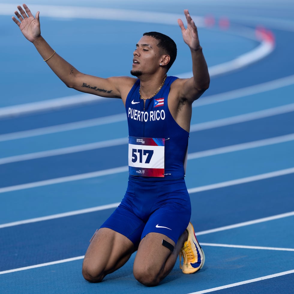 José Figueroa celebra su victoria en la final de los 200 metros de los Juegos Centroamericanos y del Caribe Santo Domingo 2026.