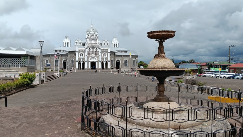 La historia de la Basílica se remonta a 1635, cuando una joven encontró una pequeña escultura de la Virgen con un bebé en brazos en un bosque cercano.