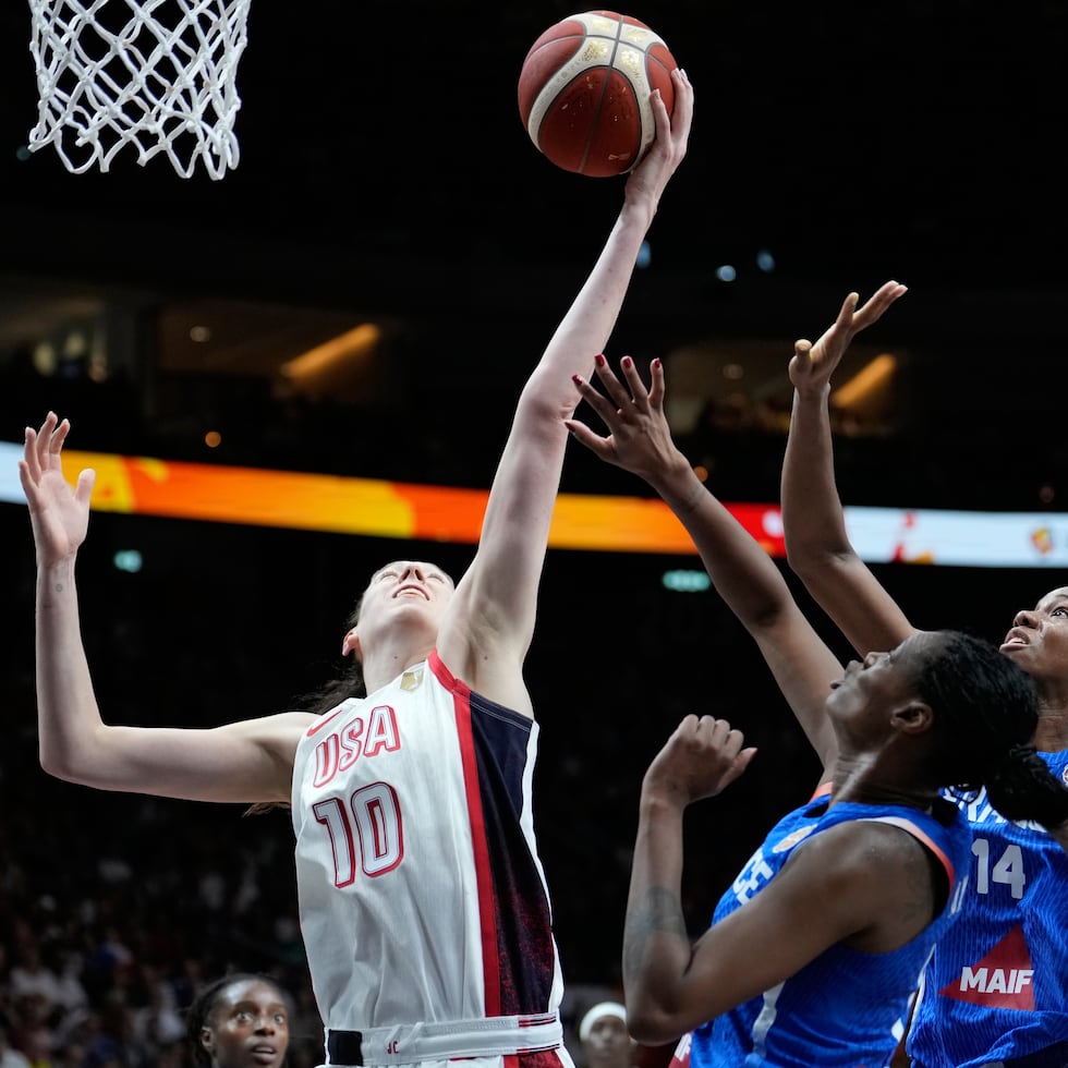 Breanna Stewart, de Estados Unidos, captura un rebote durante la final de la Copa del Mundo femenina de baloncesto entre Estados Unidos y Francia.
