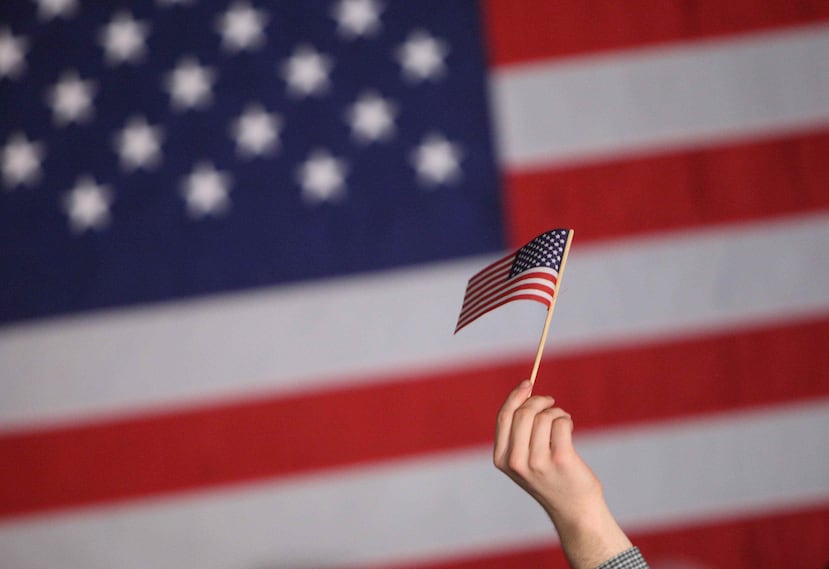 La bandera de Estados Unidos se incorporó en el año 1777, por lo que cumple 241 años desde haber sido adoptada como la insignia de la nación americana. (Archivo)