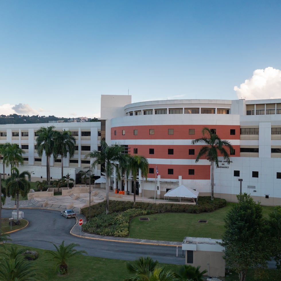 La fiscalía de Mayagüez radicó cargos por posesión y traspaso de documentos falsificados al igual que por fraude.