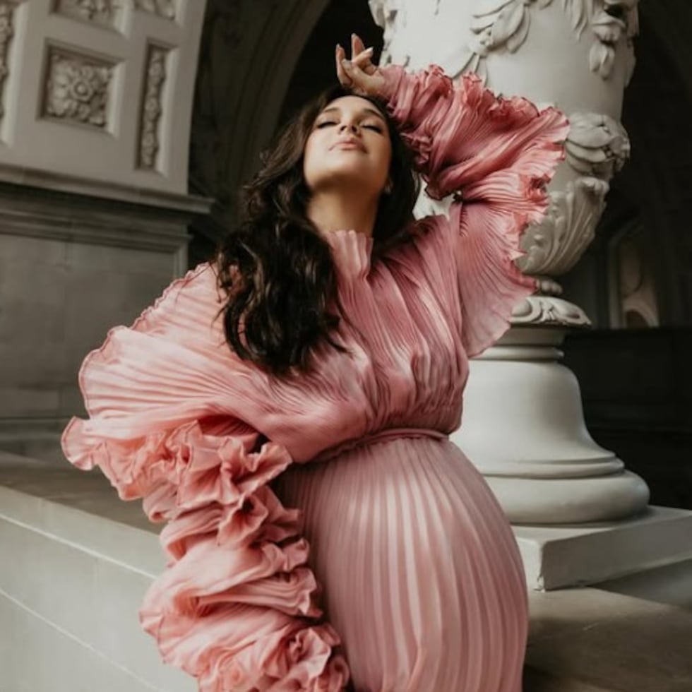 Amelia Vega posa ante el lente y muestra su sexto embarazo.