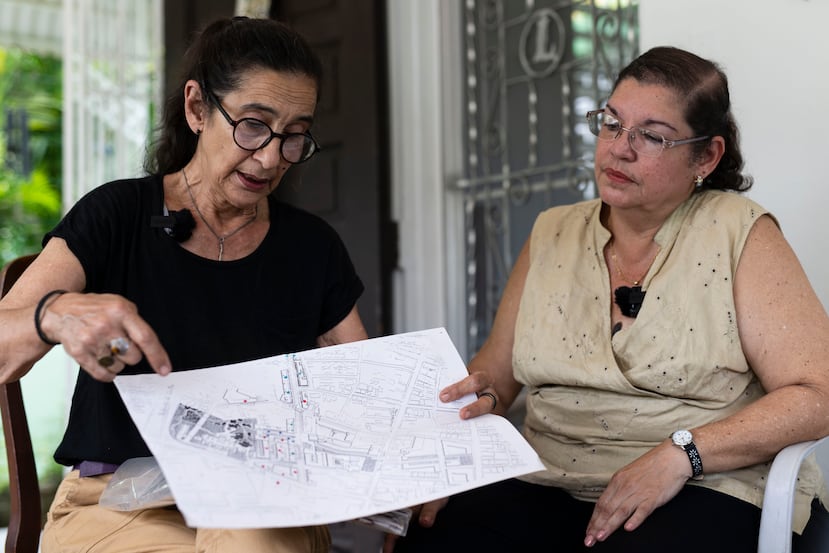 Mary Anne Hopgood Santaella, líder comunitaria, muestra un plano de la época.