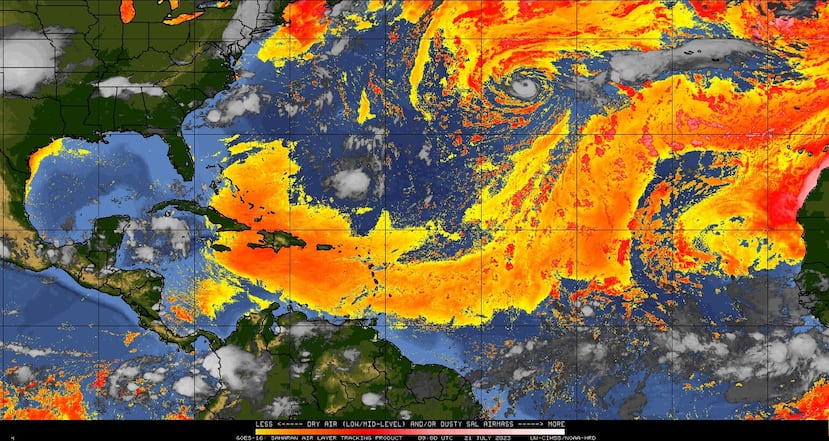 Análisis de imágenes infrarrojas del satélite GOES-East que permite ubicar masas de aire seco o de polvo del Sahara, a través de los colores amarillo, anaranjado y rojo intenso hacia blanco.