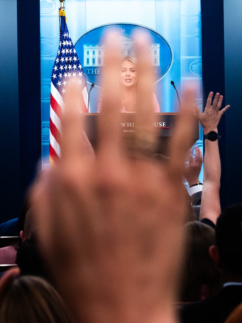 La secretaria de prensa de la Casa Blanca, Karoline Leavitt, habla con los periodistas en la sala de prensa James Brady de la Casa Blanca, el jueves 16 de julio de 2026, en Washington. (Foto AP/Julia Demaree Nikhinson)