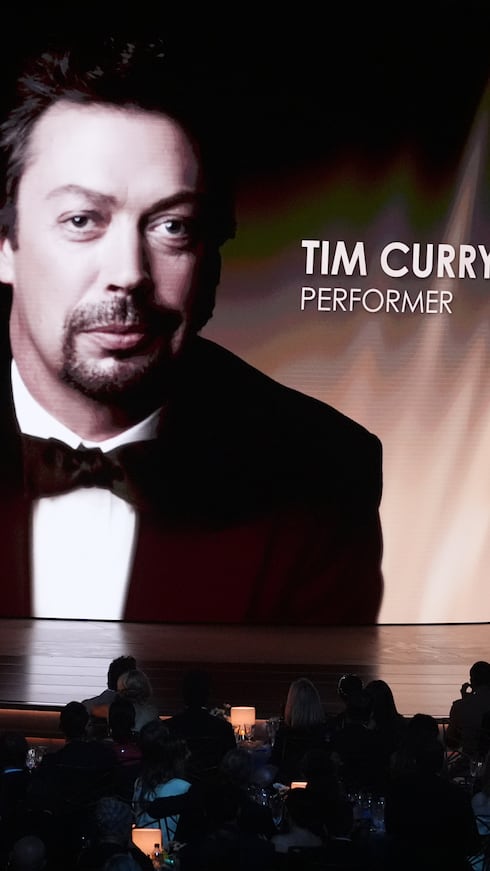 Una imagen de Tim Curry se muestra en la pantalla mientras Noah Kahan interpreta "Bridge Over Troubled Water" durante un homenaje póstumo en la 78.ª edición de los Premios Emmy, celebrada el lunes 14 de septiembre de 2026 en el Peacock Theater de Los Ángeles.