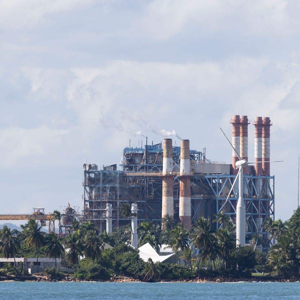 El alto costo de la compra de combustible responde hoy a dos factores claros: el uso de combustibles caros y una flota de generación antigua, ineficiente y costosa de operar, escribe Daniel Hernández.