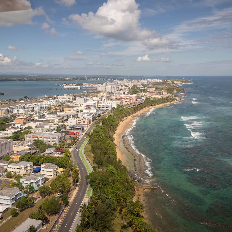 Expertos en la materia aseguran que Puerto Rico tiene agua dulce suficiente. Arriba, una imagen aérea de la costa de San Juan.